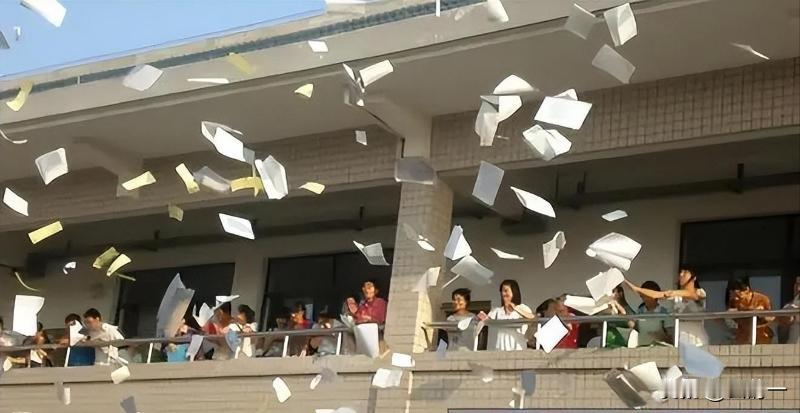 你发现了吗？高考结束后，社会上开始出现两大 “怪现象”。
 父母和孩子，都为开启