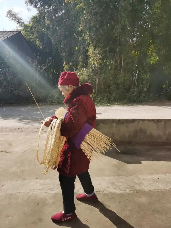 【河南“最美婶婶”：一位普通农村妇女撑起九口之家，温暖五个失亲孩子的童年】
泪目