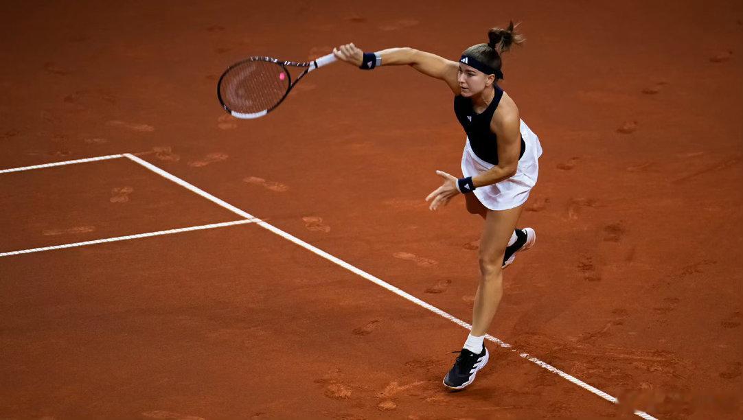 高芙再度大战穆霍娃WTA500斯图加特站第二轮，2号种子高芙以7-5/6-1击败