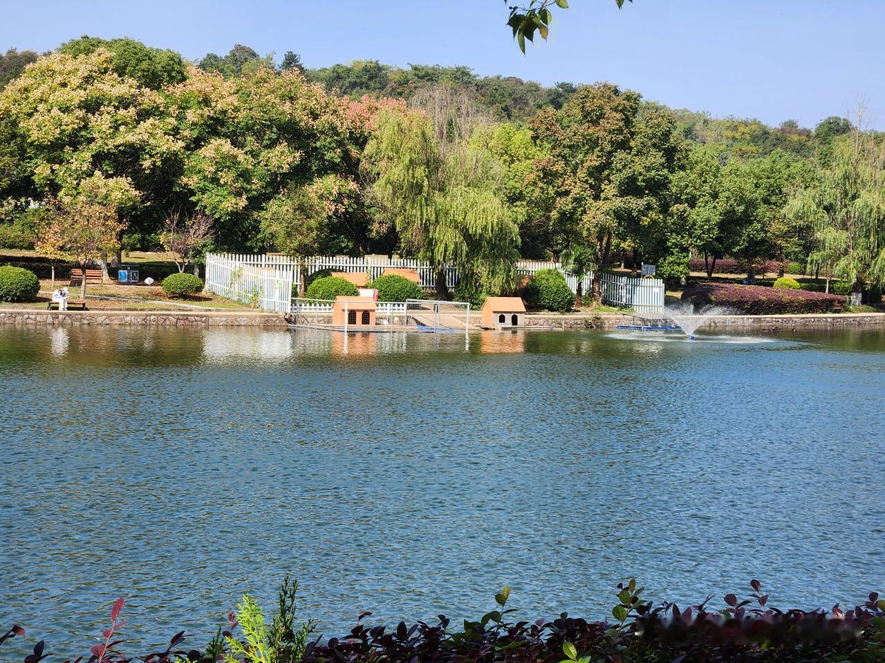 我只想知道，那两个小房子是谁在住？
湖边风景美如画，心情瞬间变好。
山水之间的小