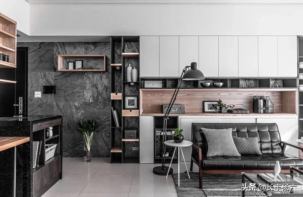 黑白木的搭配，极简的搭配，好看好看，就喜欢这种风格……舶来的图片，和大家分享[机