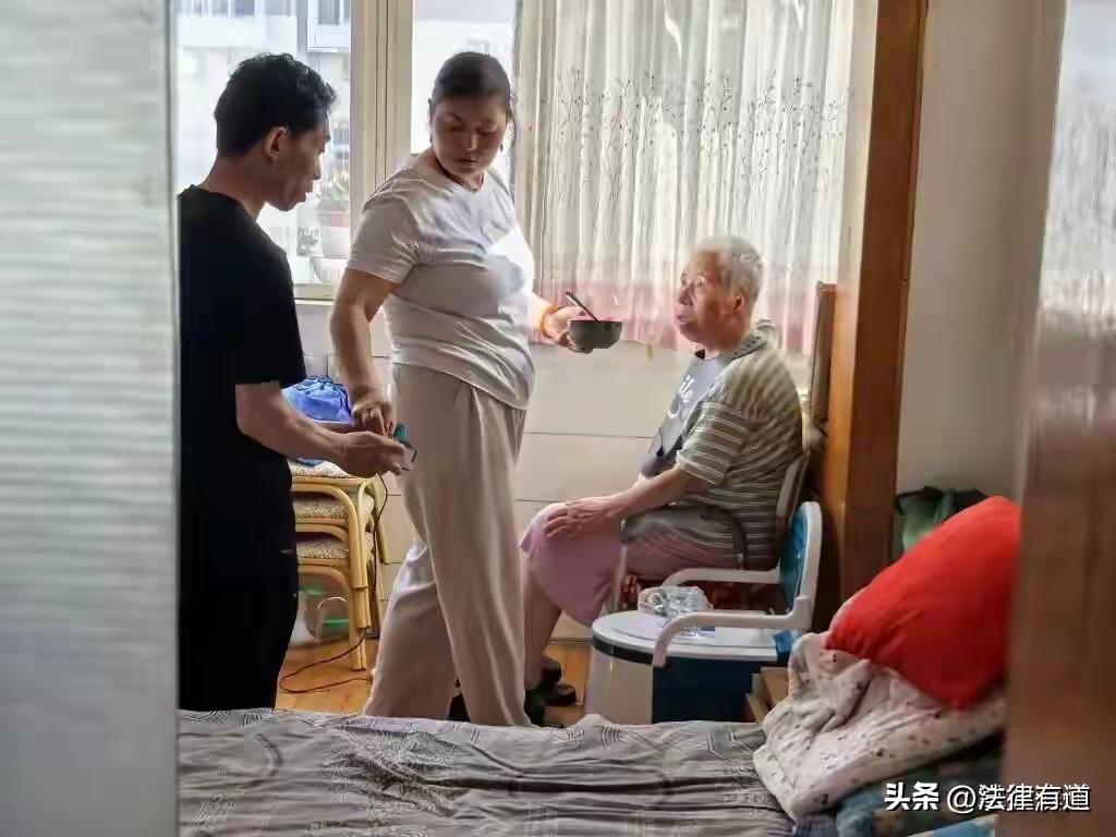 前妻走了八年，他带着现任妻子，每天去照顾前岳父母。老太太瘫痪在床，现任妻子辞了工