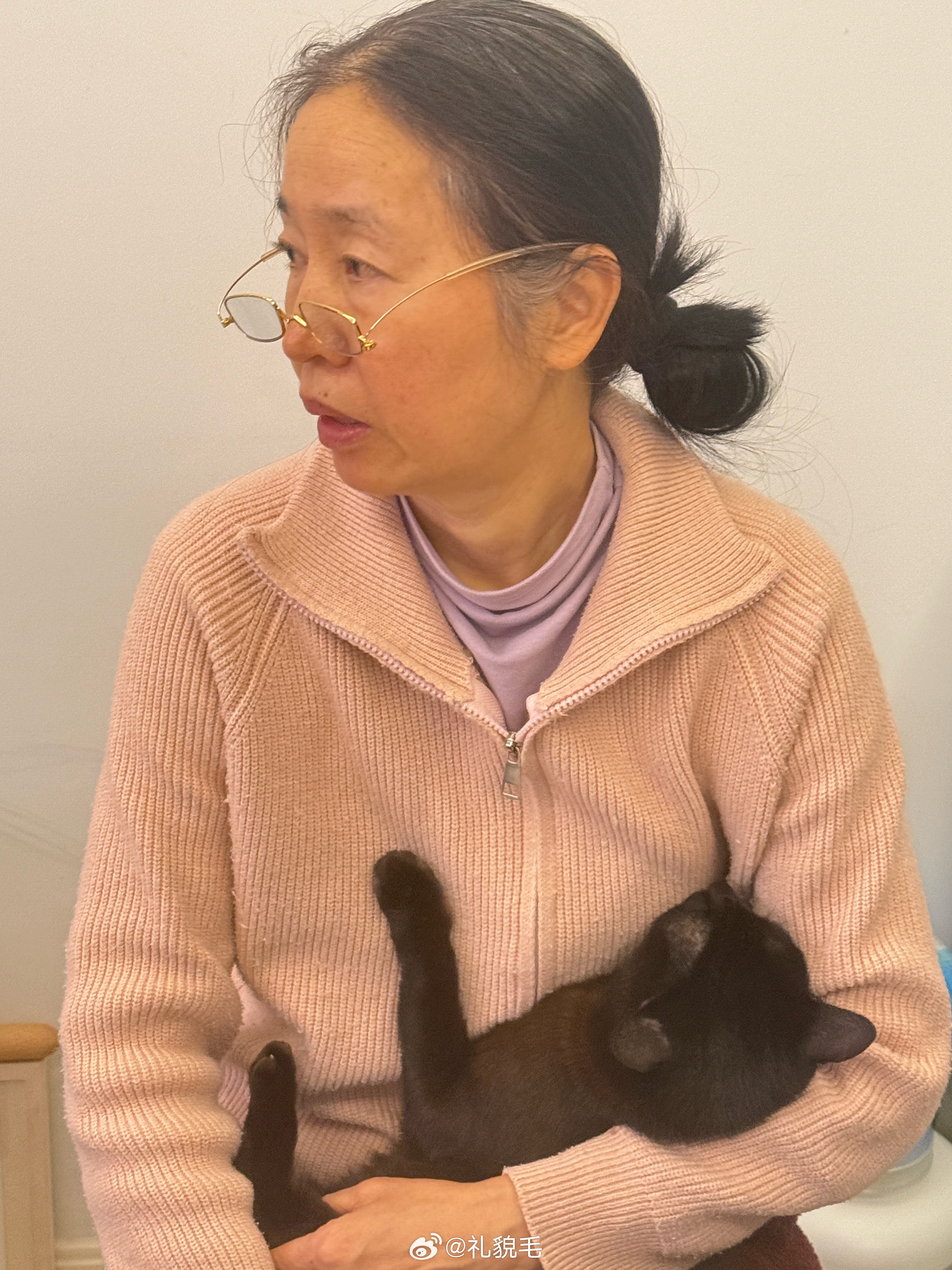 姥黑情深一天到晚就这么抱着晚上黑子就睡压压脚旁边 