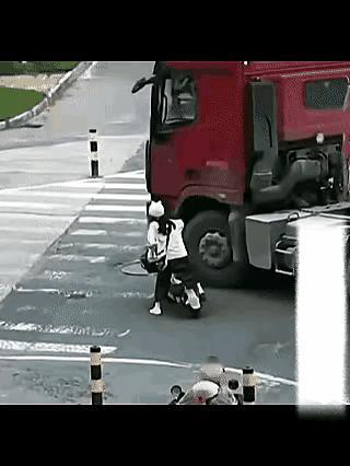 这女孩离拖挂车太近了，她已经“越位”了，不应该。
       不过她命也硬，但