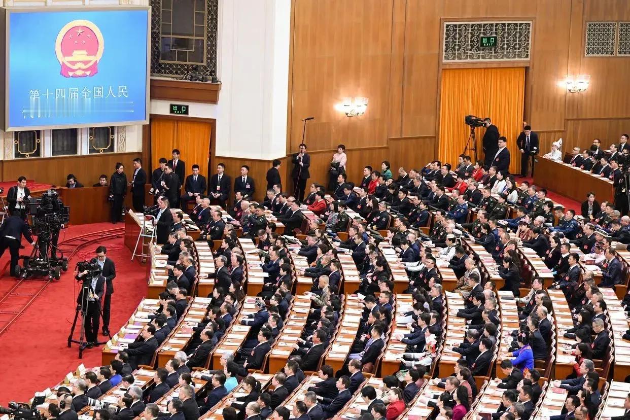 在两会热议的浪潮中，代表委员们纷纷抛出了一系列改革建议，犹如一颗颗石子投入平静的