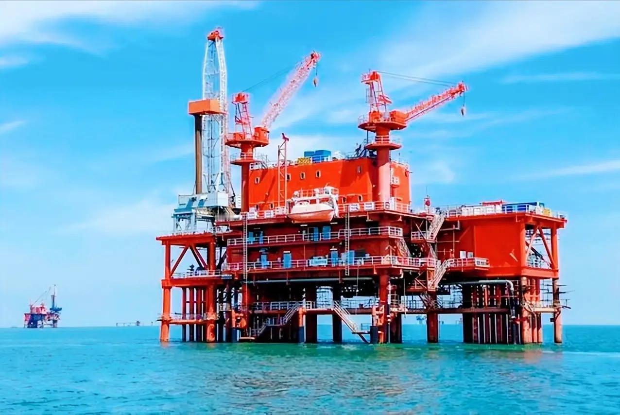 【国际油价长期居高不下！南海坐拥250亿吨大油田，我国为何迟迟不全面开采？】
