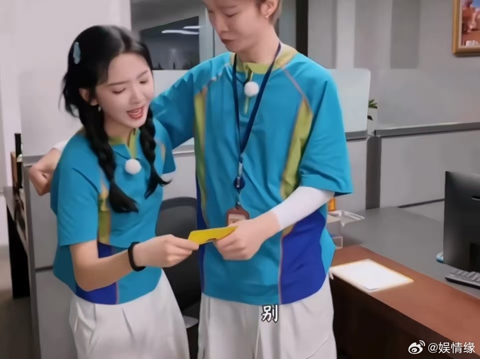 范丞丞听到章若楠不理他就不撕了 章若楠一句话范丞丞直接笑场，连撕卡的正事都忘了 
