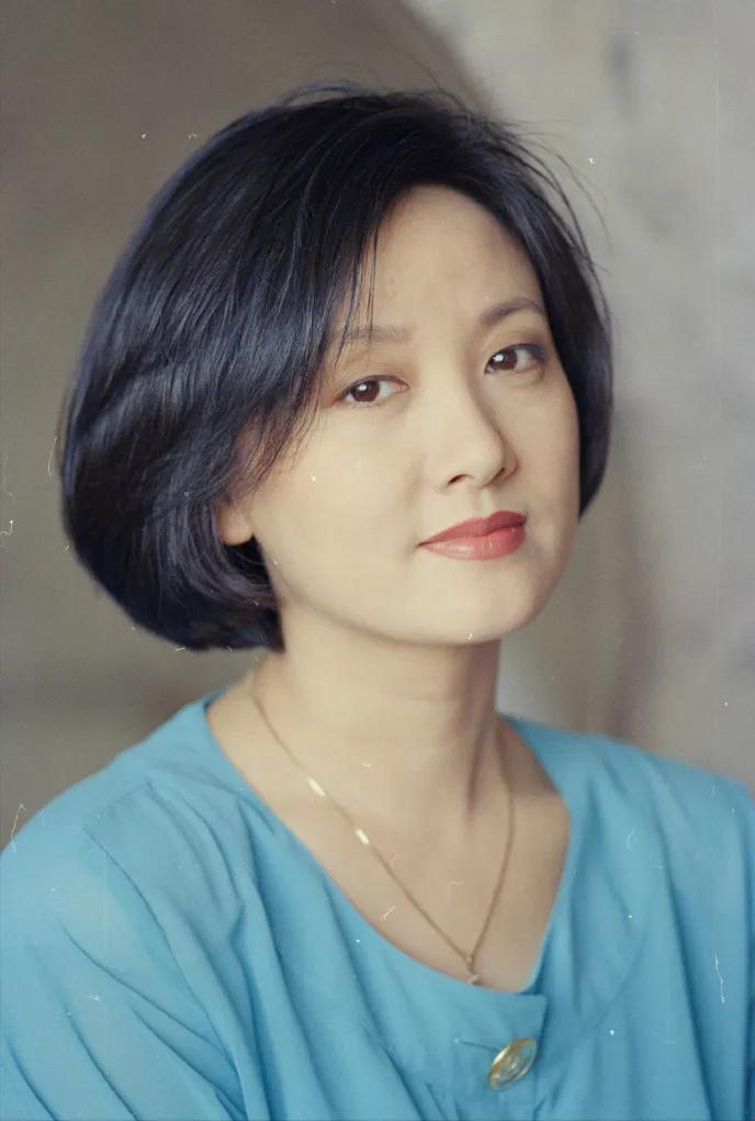 看完邓婕回成都买房这事儿，心里真不是滋味。66岁的“凤辣子”，看房只问能不能放下