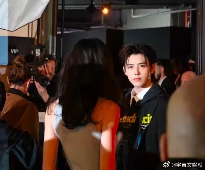 陈飞宇出个国帅成啥了 啊啊啊！陈飞宇出国后颜值开挂，侧颜杀、正脸杀统统在线，每一
