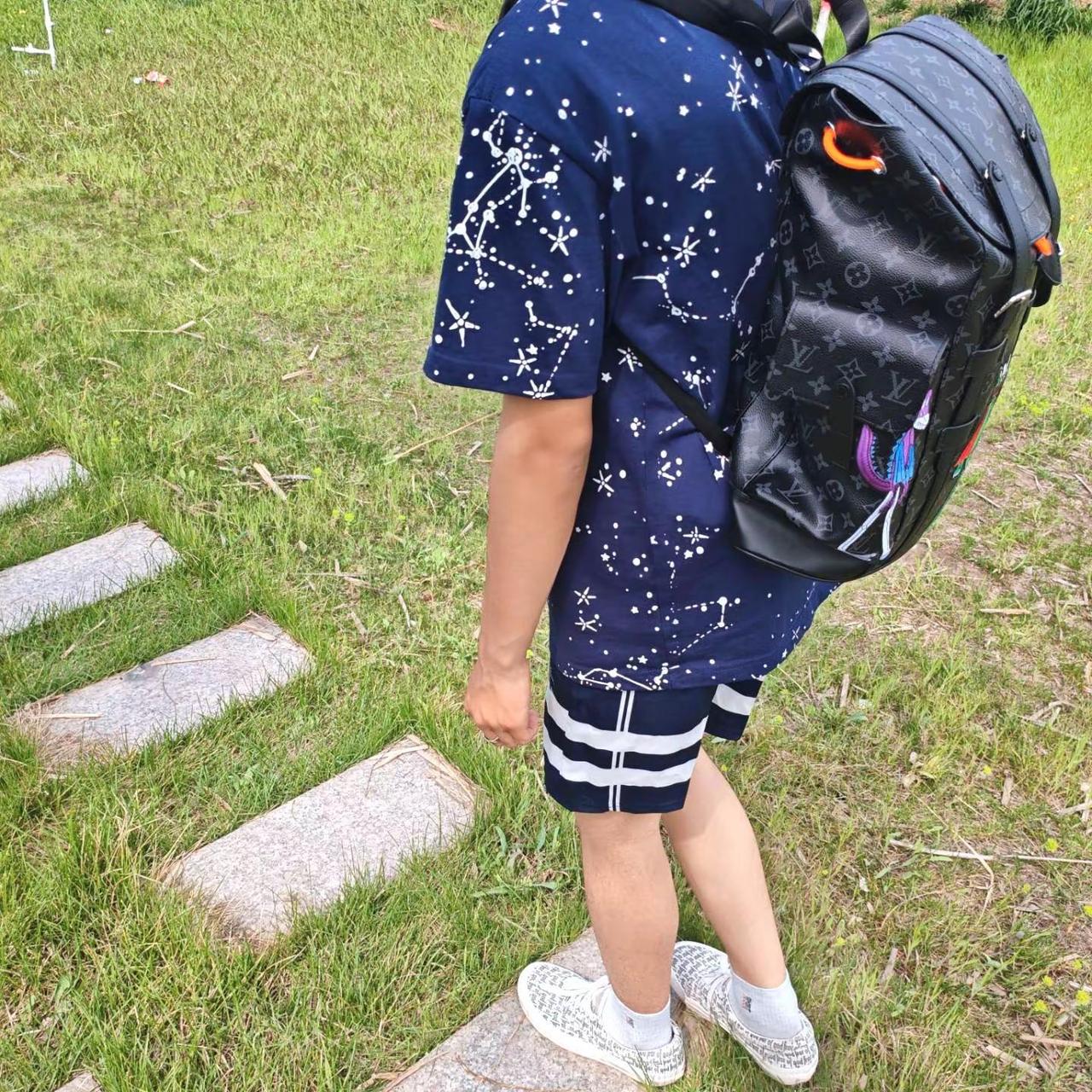 我的影子里藏着一场不曾落下的雨