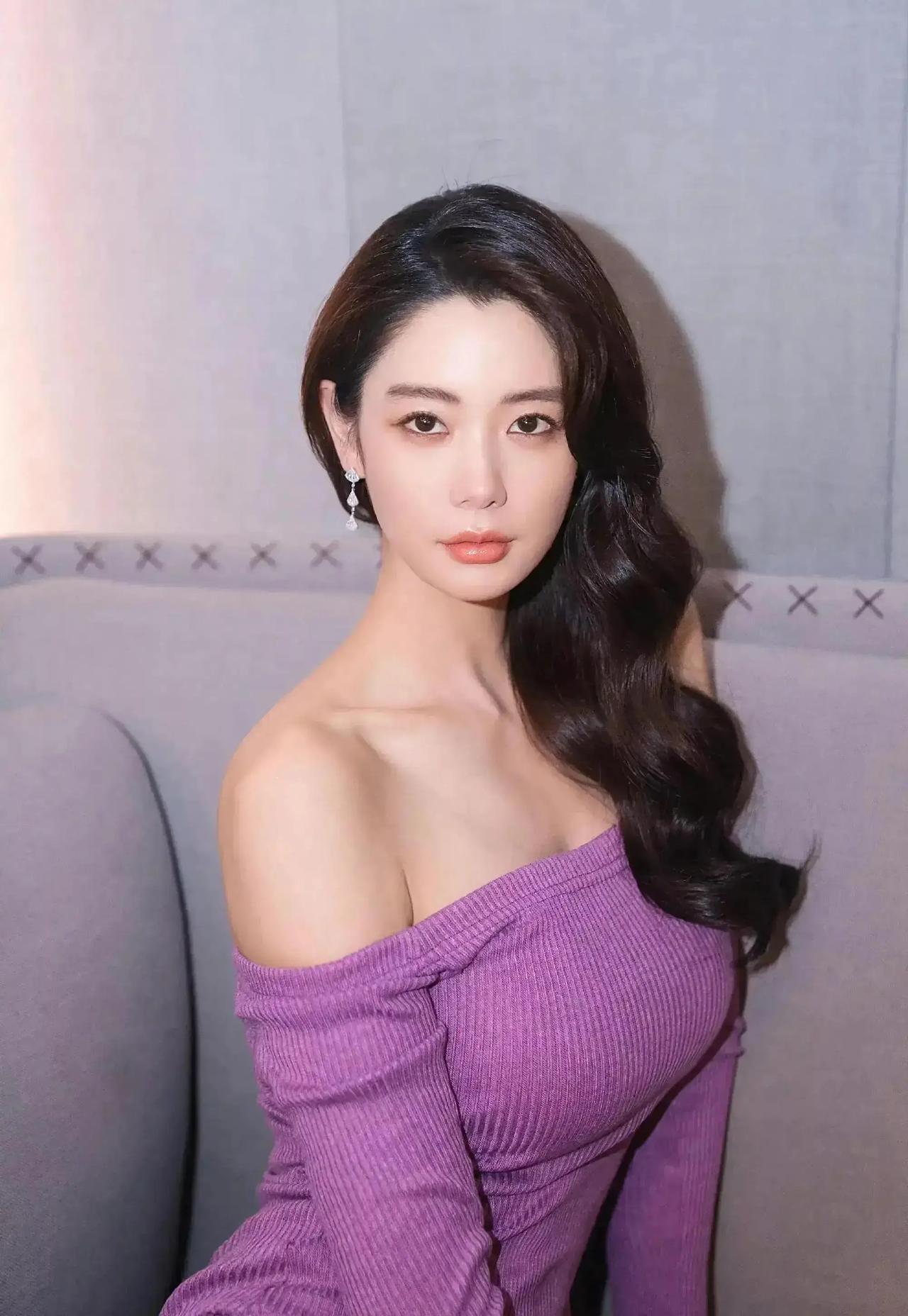 演员克拉拉宣布离婚，她曾出演《唐人街探案3》、《情圣》，婚后淡出演艺圈，如今正式
