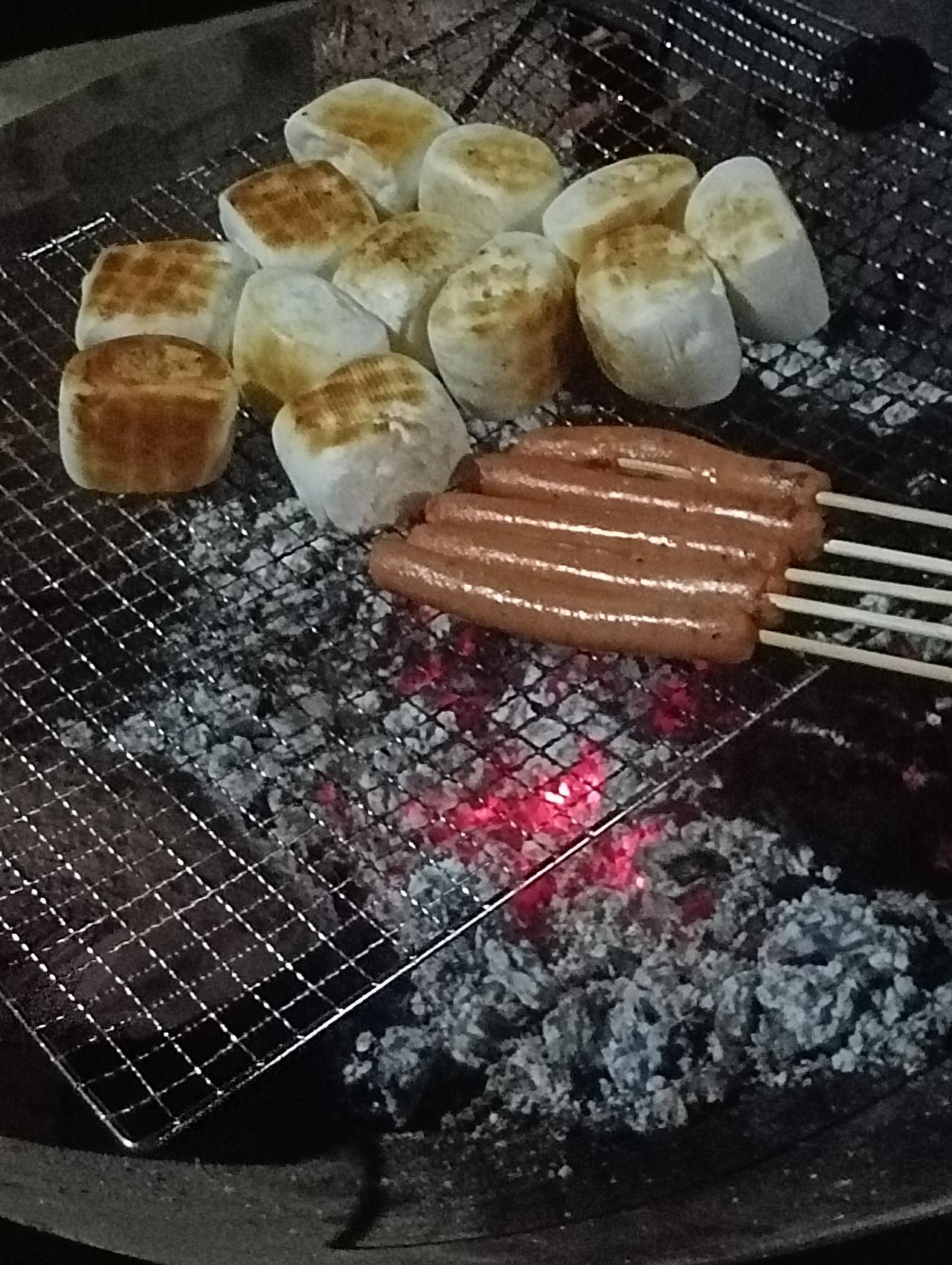 集卡领红包初二夜里的小院烟火缭绕，炭火滋滋作响，烤肉的香气飘满整个夜空。家人朋友