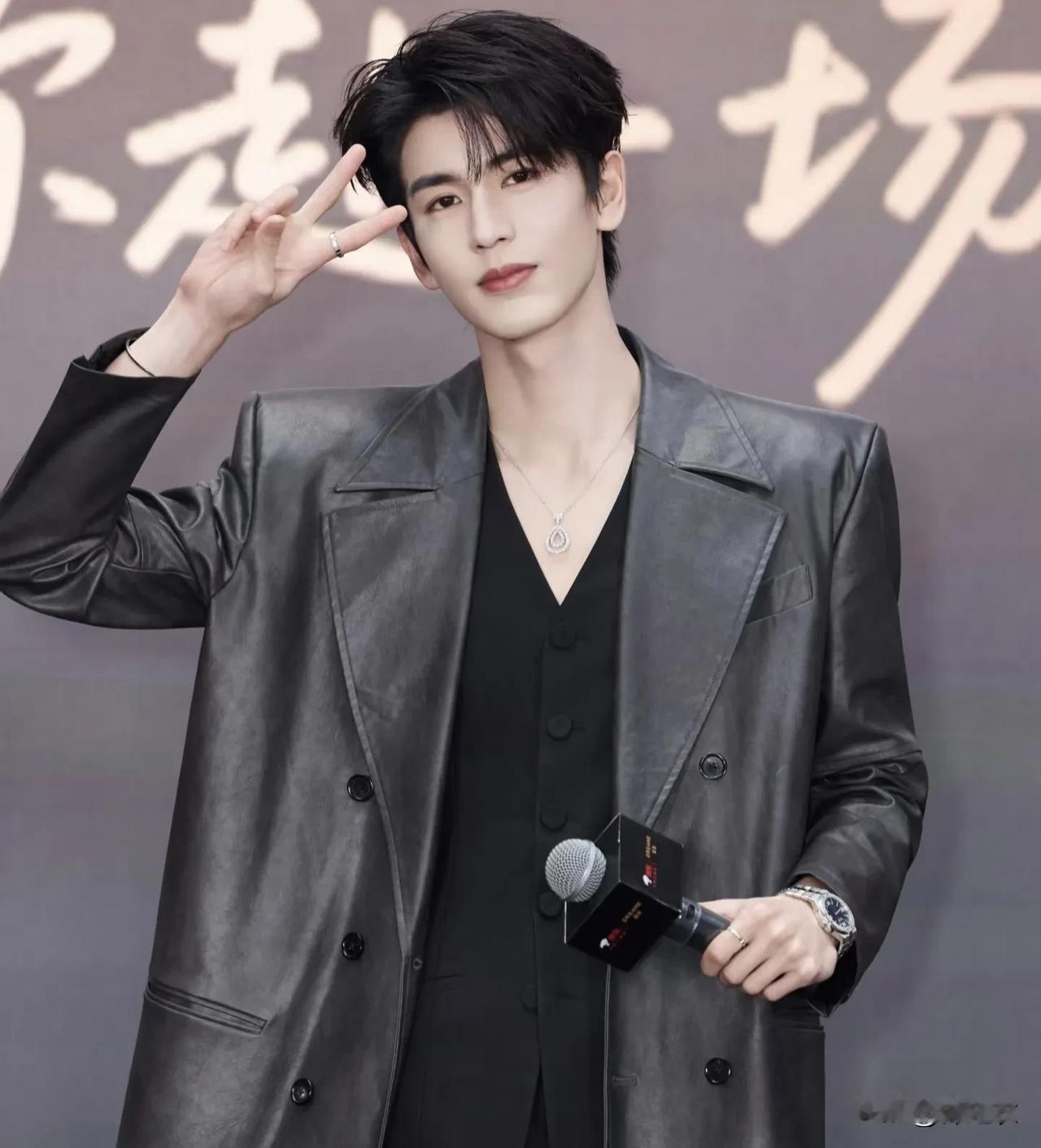 张凌赫初高中就是当时有名的校草，记得当时左耳在他们学校拍摄，他们学校发了他一组宣