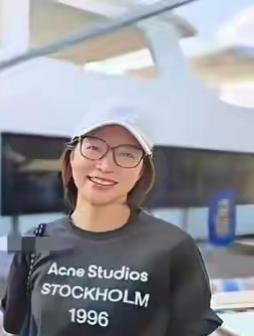 这姑娘穿着复古T恤，开心地微笑。好久不见了。真想叫你再回到春晚，听到你的声音就感
