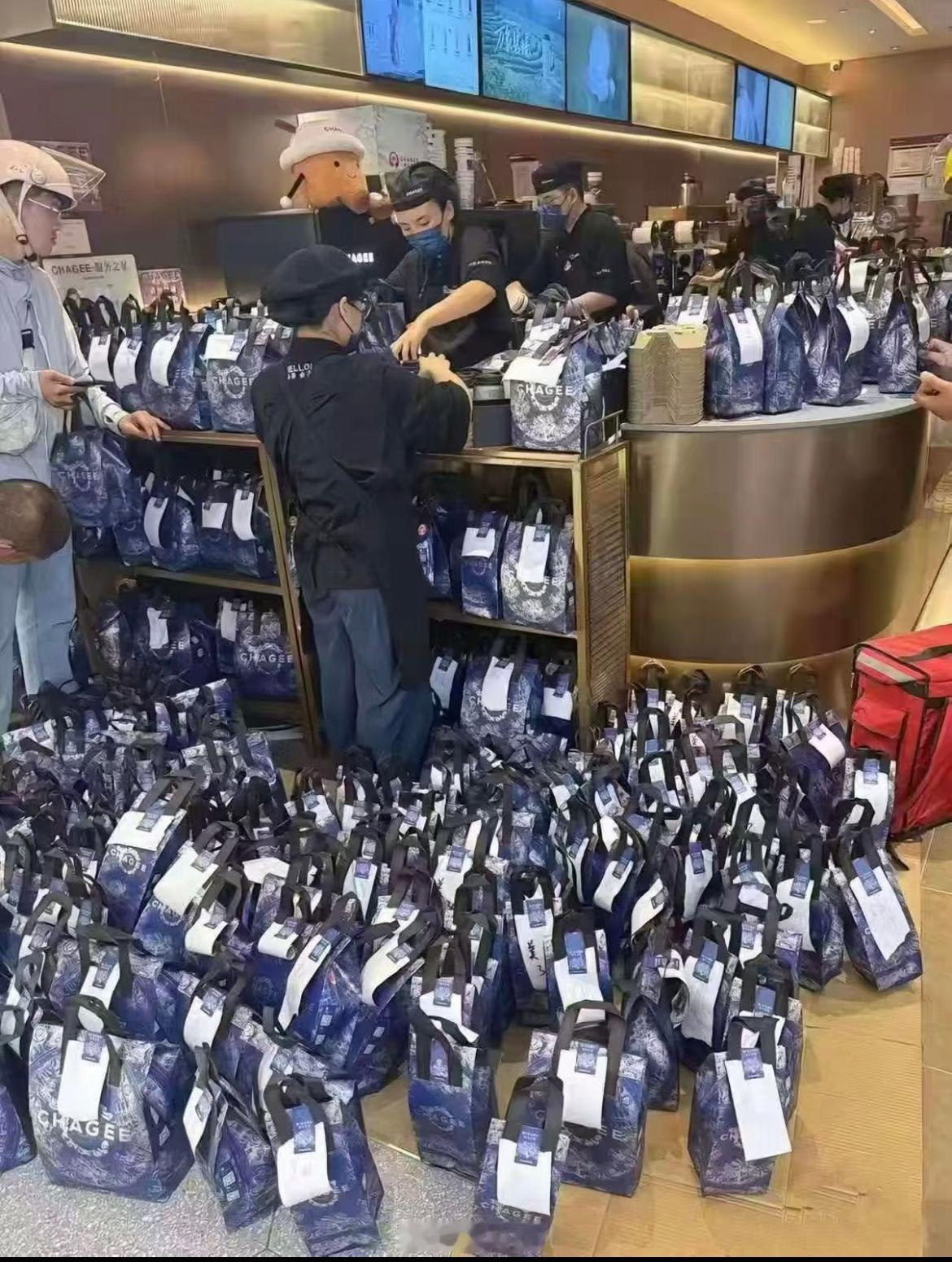 有奶茶店员称订单密度超外卖大战谁能想到这一波的外卖大战，源于AI的竞争，国内的互