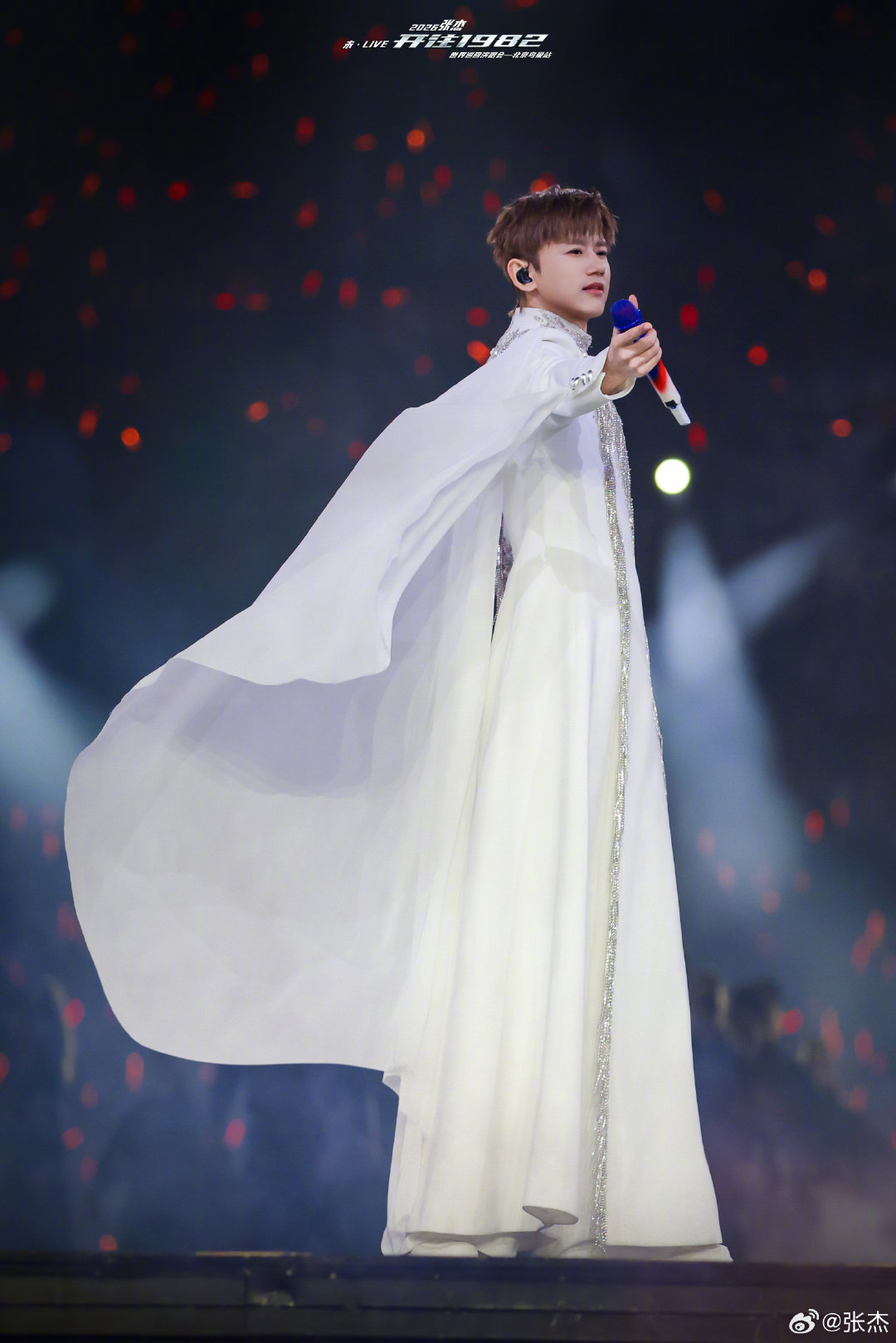 张杰回应张凌赫送花篮，杰哥赶快去听张凌赫谢征战歌是天下，感谢张凌赫的喜爱！张杰回