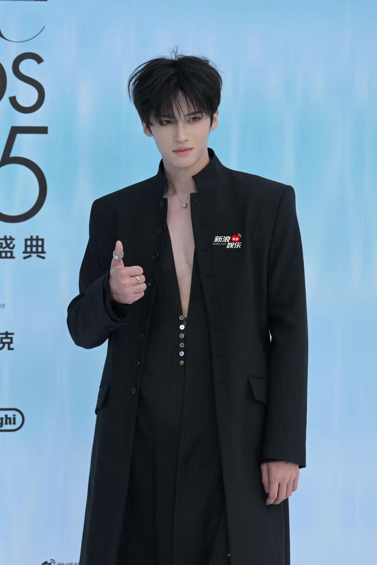 闫桉扣子开到肚子上闫桉这V太深了 和老师的胸肌打招呼🙋‍♀️闫桉[超话] ​​