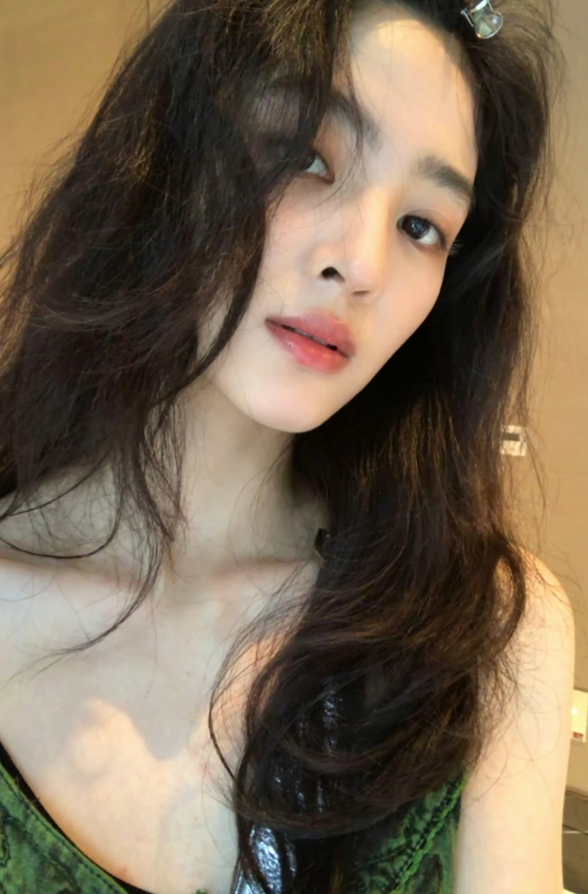 张凯莹微博晒日常自拍，妹妹气质太好了，扑面而来的氧气感和松弛感绝了[good]光