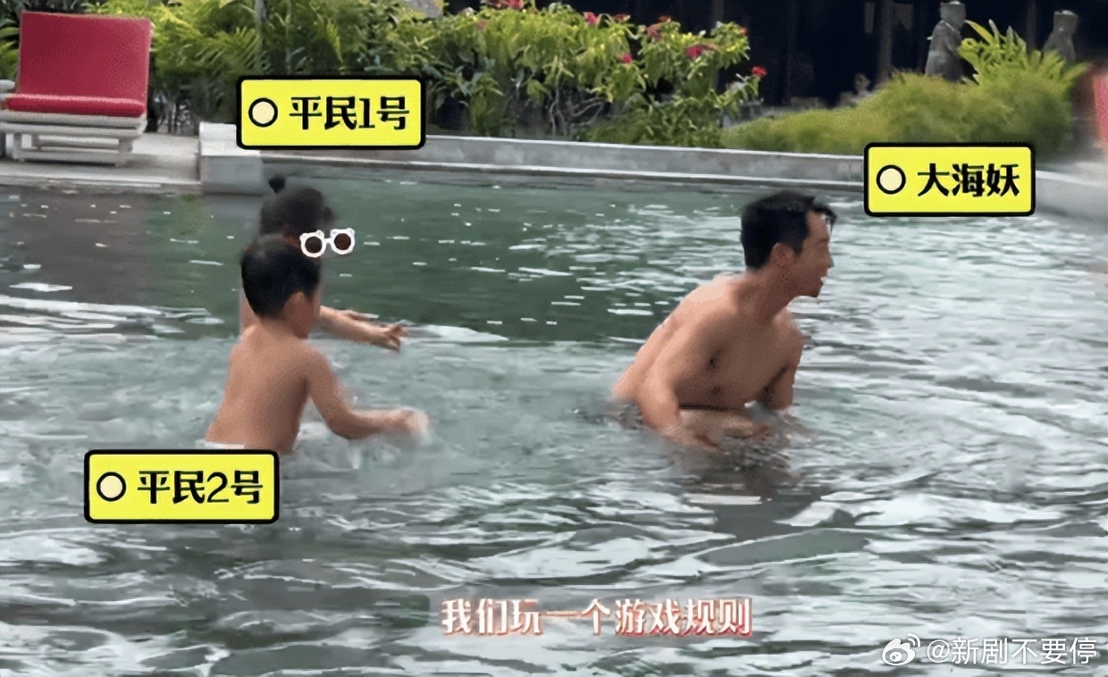  郑恺苗苗一家五口出游 巴厘岛沙滩温馨同框！郑恺牵小女儿学步，大女儿护着弟弟，苗