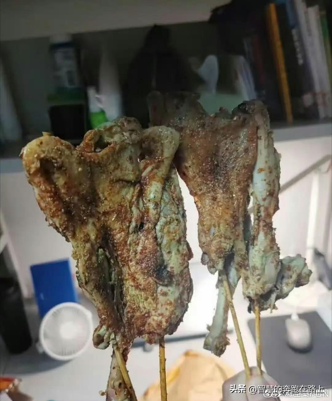 这是个什么人？为什么大家对她这么宽容？明明就是变质鸭腿，还说是蔬菜汁腌制，大家还