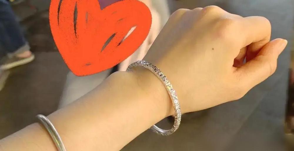 那些指望靠银镯子保值的传统审美，早被这届年轻人扔进垃圾桶了。

交易所里银价还在