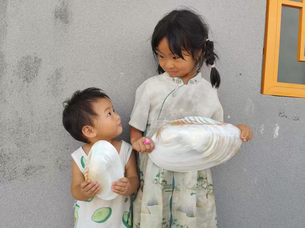 《南京博物院上热搜有感》
金陵王气久凋残，馆阁森森列古冠。
商彝周鼎成交易，片瓦