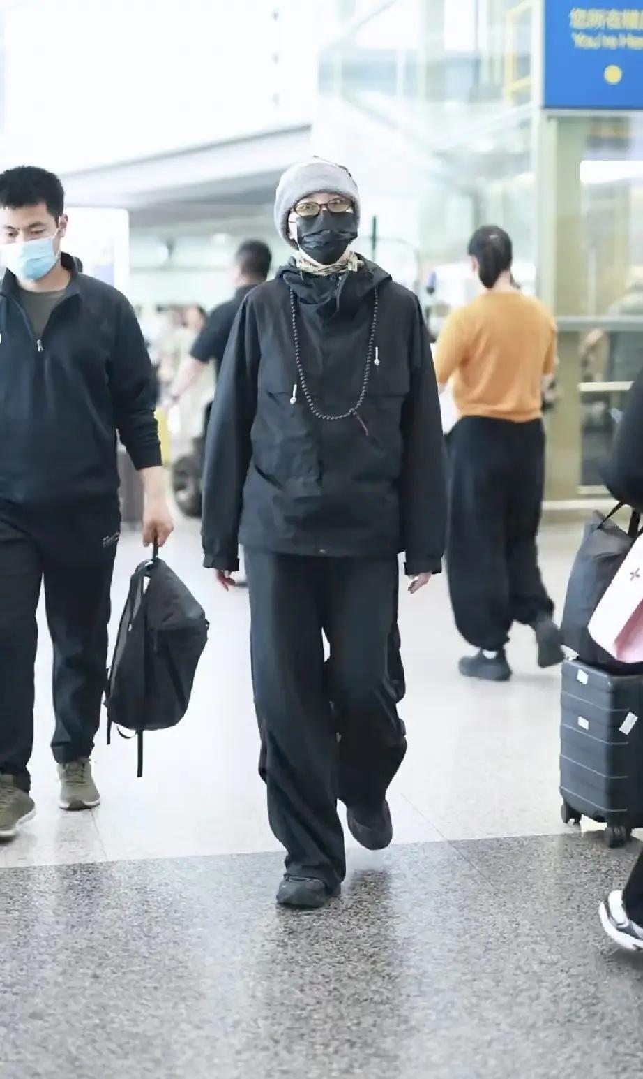窦靖童回北京了，这一身打扮，第一眼以为是窦唯，父女俩简直太像了，窦靖童明明是个女