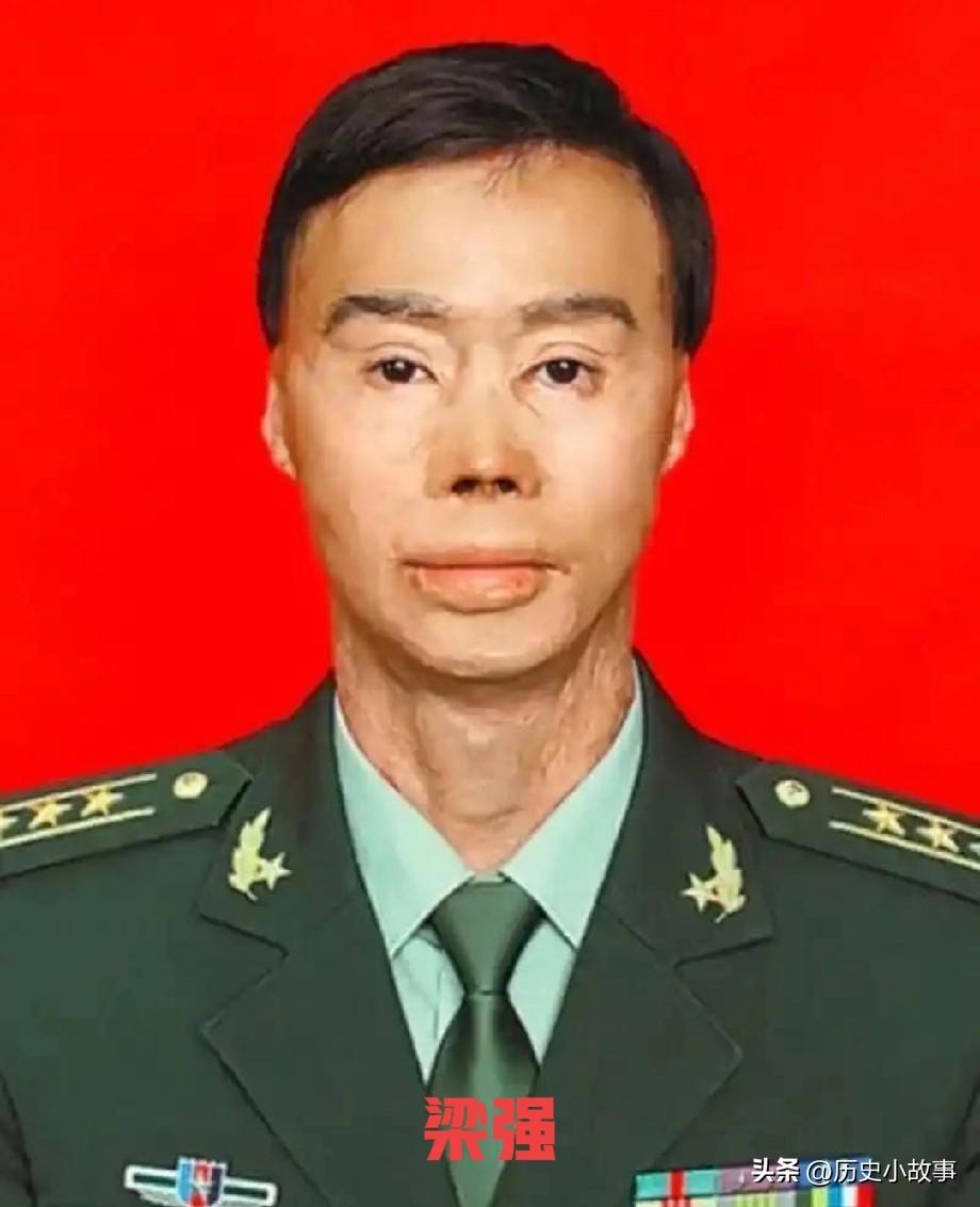 1995年，一名解放军战士在乘车回部队的途中，劝司机不要停下加油，但司机执意停下