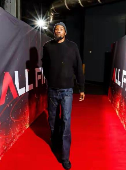 NBA传奇名宿巴克利真是太尖酸刻薄了！今天巴克利在参加的一个节目中聊到了杜兰特，