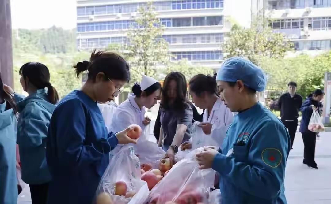 陕西汉子异乡卖苹果突发脑梗，湖北小城全员出手，看完太破防
 
44岁陕西男子，跑