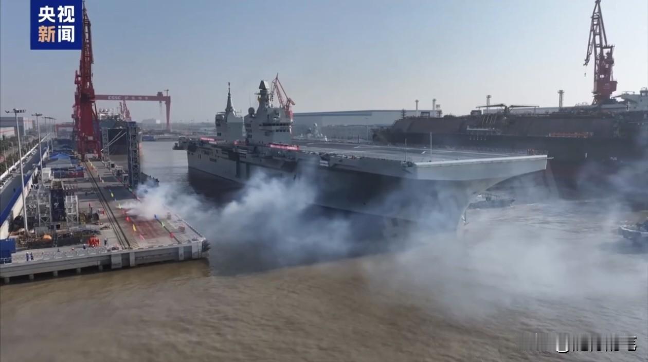 看到没？原来四川舰海试也会放鞭炮这么接地气。

在四川舰启动驶出港口时，在码头边