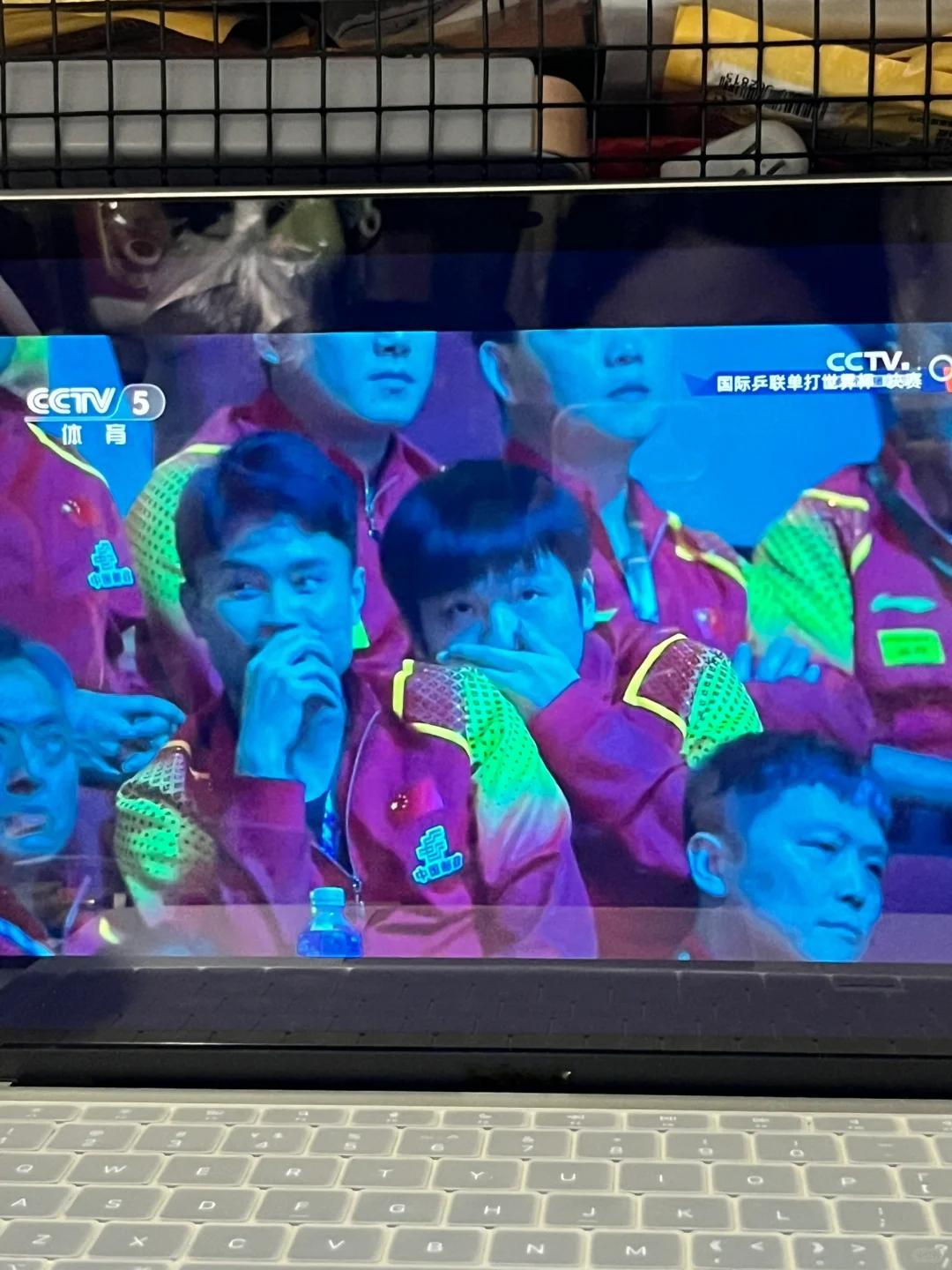 #樊振东说啥呢# 你们两个！说什么那！哈哈哈哈哈好可爱，像上课说小话被发现了 ​