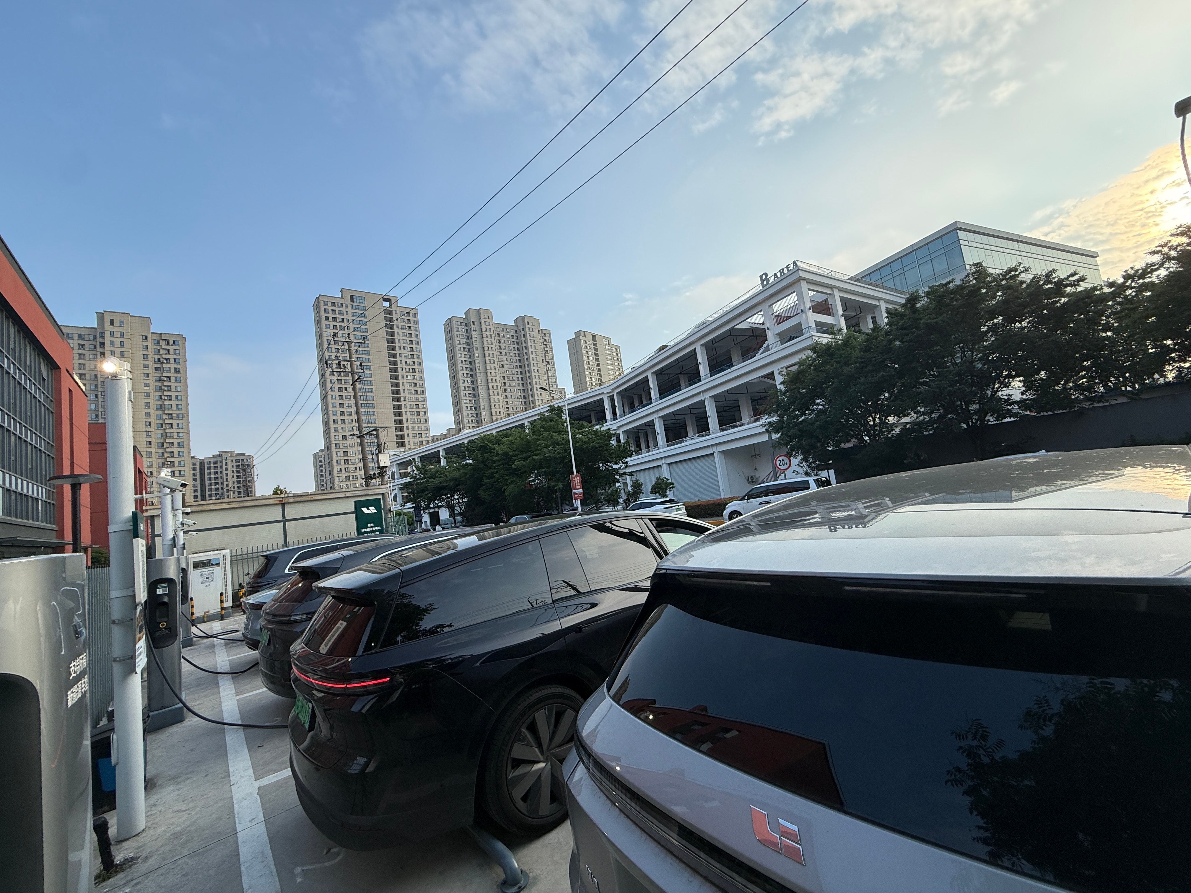 生意真好，满满当当理想汽车理想城市超级充电站