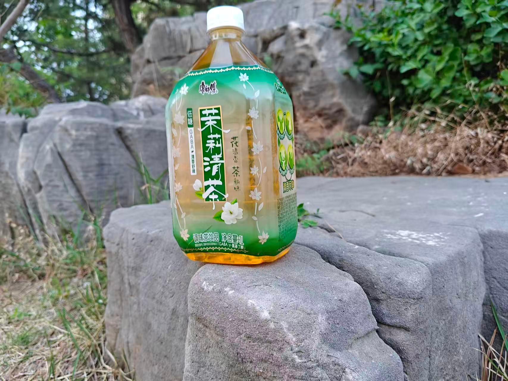 茉莉开清香来 康师傅茉莉清茶清鲜回甘，茉莉花香淡雅绵长，入口舒心舒压，让心情时刻