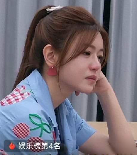 陈妍希独坐角落，舆论却吵翻天，普通妈妈为何总被怀疑