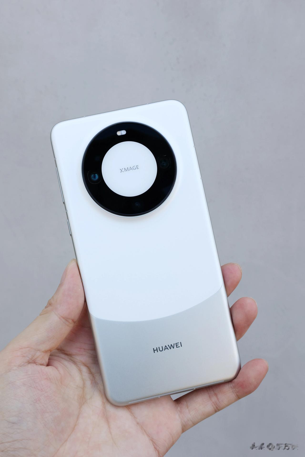 听说很多网友都在抢华为Mate 60 Pro，我推荐大家去线下门店看看，没准直接