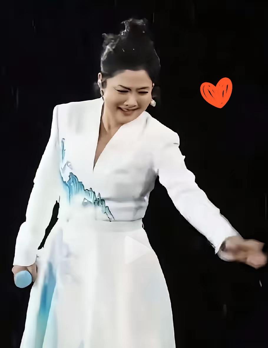 玲花的唇语终于被解读出来了！
原来她在看到曾毅扔伞后，嘴里嘟囔了的一句话是“烦人