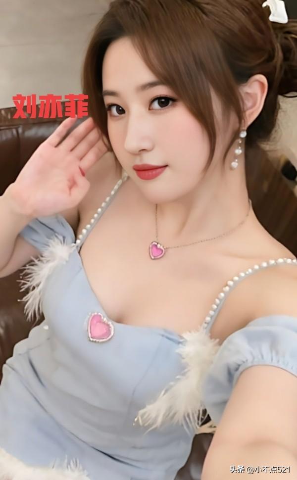 刘亦菲这造型也太美了！[比心]灰色抹胸裙，棕色icon长发在灯光下闪得我移不开眼