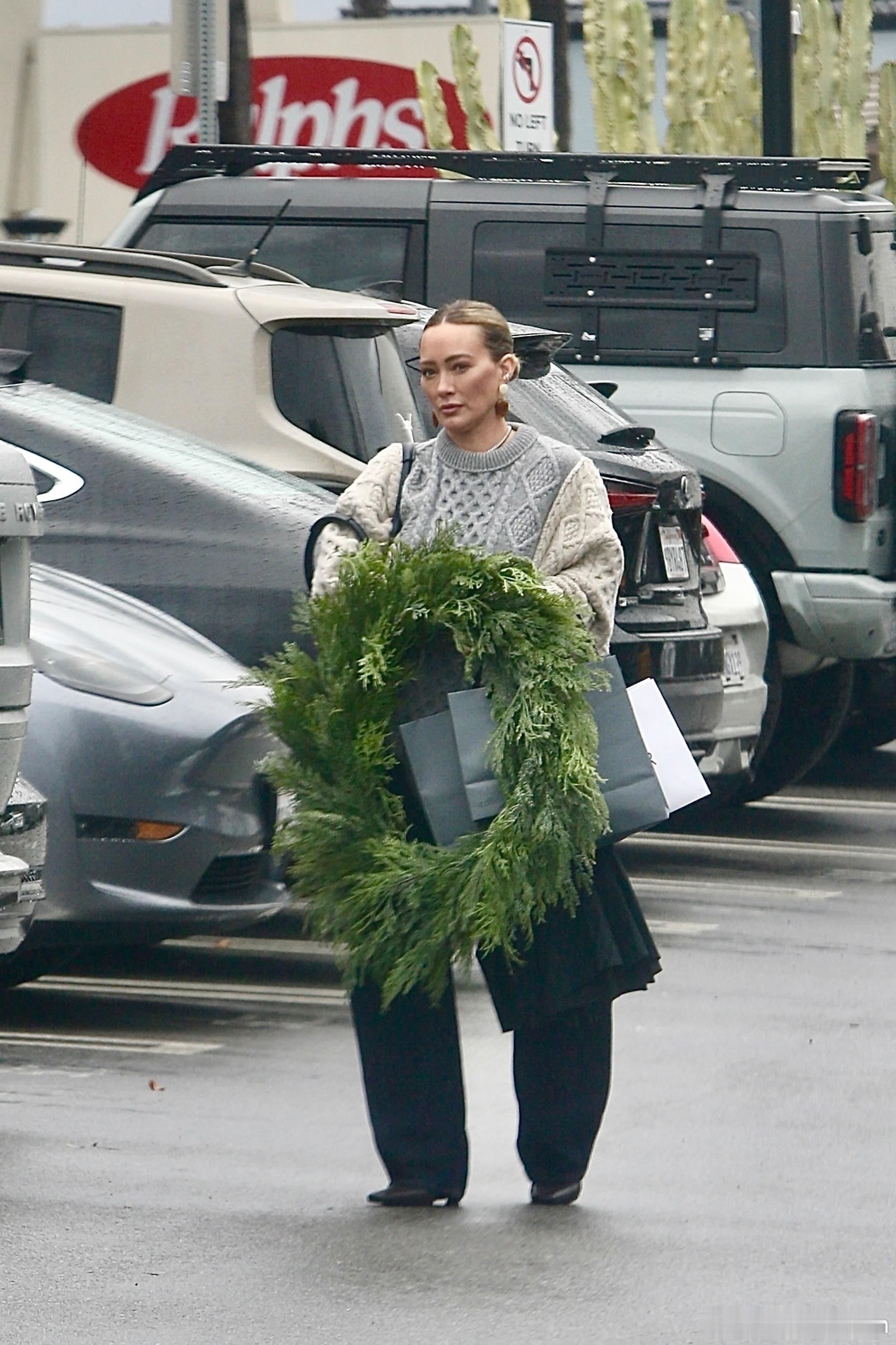 希拉里达芙在斯蒂迪奥城外出，达芙买了一个大的圣诞花环还有好几袋圣诞装饰用品后离开