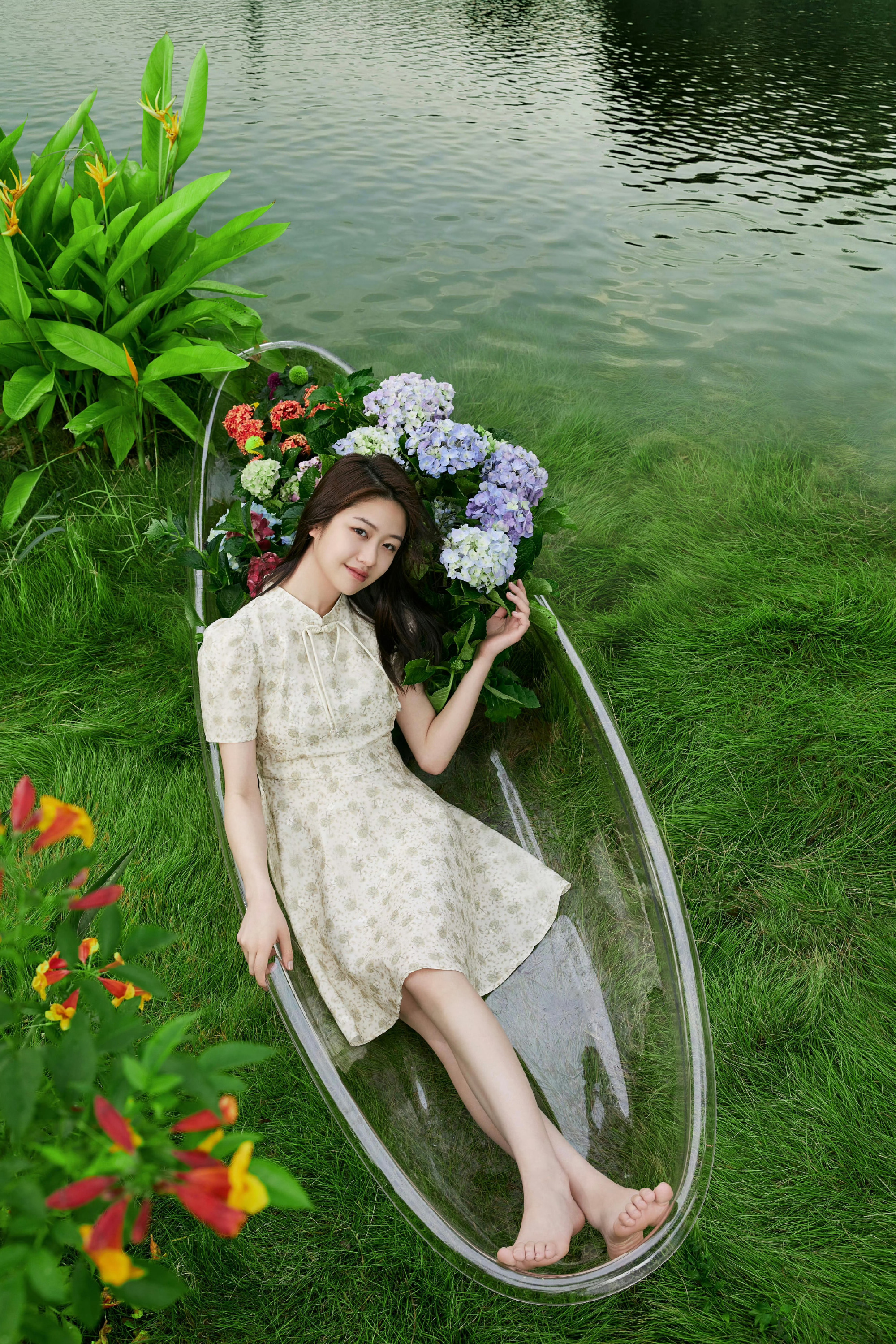 向涵之，裙装美腿，甜美的少女感。向涵之