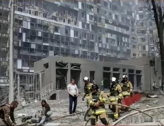 俄军突袭乌克兰军官，庆功宴秒变150名军官集体葬礼！三辆满载乌军军官的车辆刚停酒