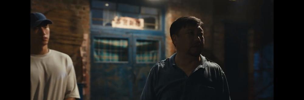 他管养父叫了20年“师傅”，所有人都骂他白眼狼。
直到养父出大事那天，他冲进精神