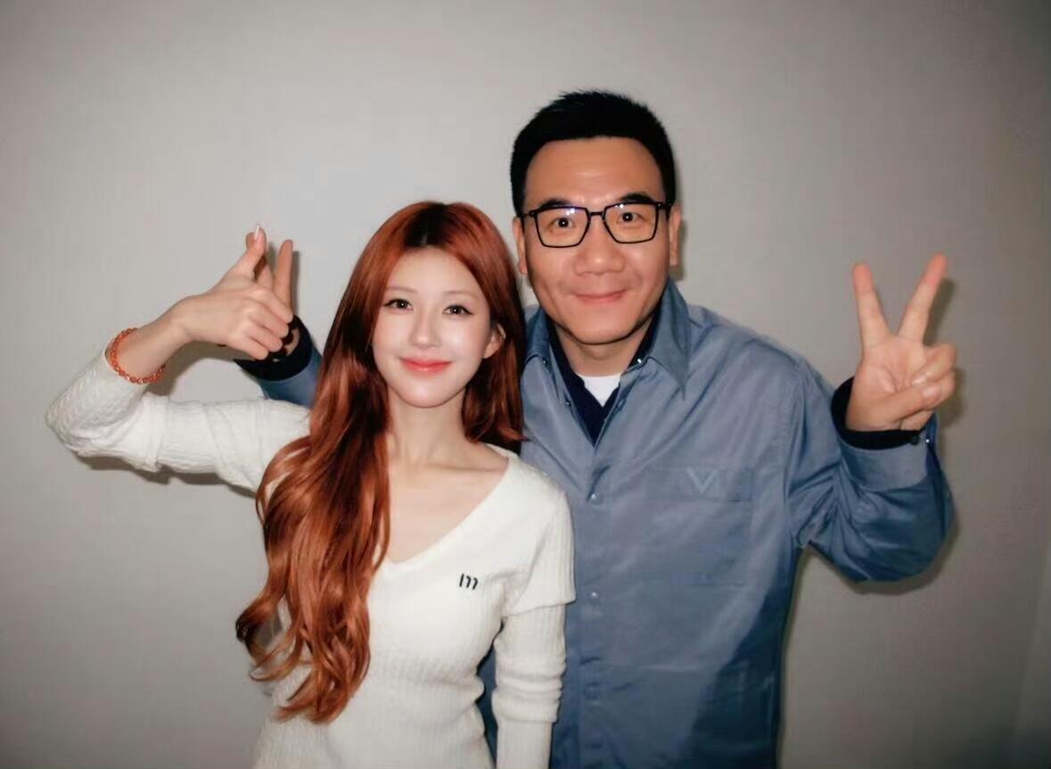 李炜：老铁们如果你知道我身边这个全娱乐圈最大的摇钱树选择了我那你也会笑的和我一样