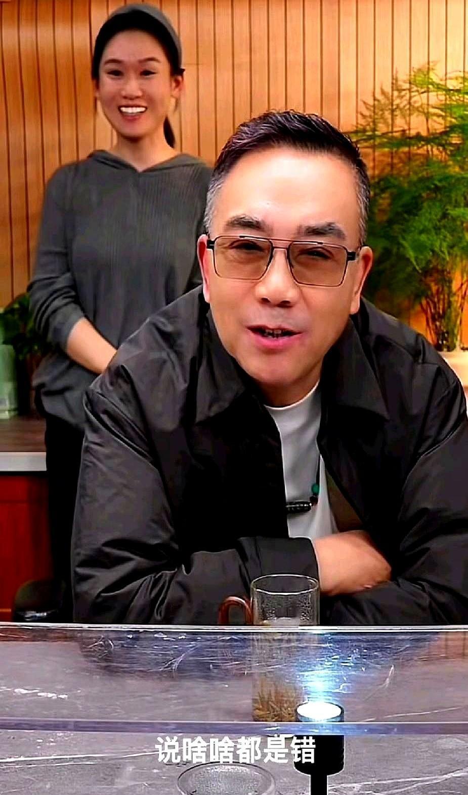 他不是第一个直播卖糕点的曲艺演员，但他是唯一一个，用卖糕点的钱，把父亲留下的剧场