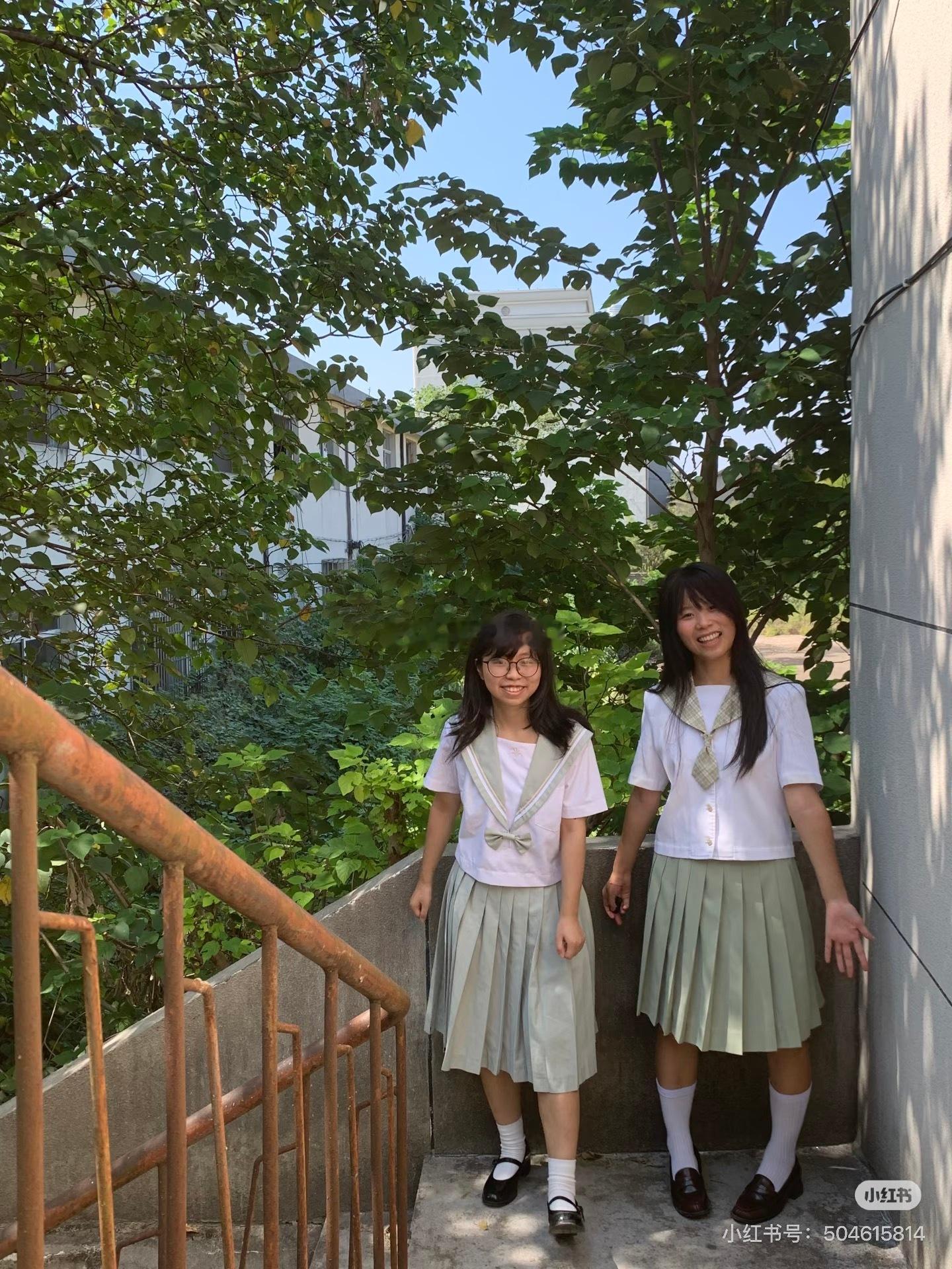 又变了绿白色校服，让我从初中重新上，还有欧洲天蓝的被子。我还初中自己开车？还有一