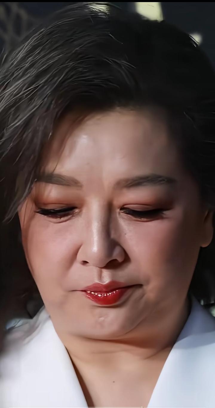 天呐，她曾经可是多少男人心中的女神，和年轻时判若两人，胖成一张大柿饼脸，都快认不