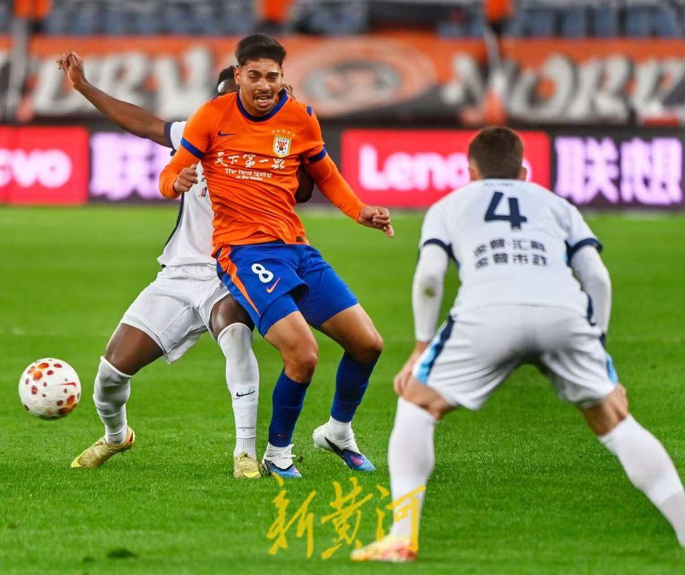 四月的夜风还是有些凉，就像主场球迷在此夜的心绪。4月4日晚，山东泰山队与大连英博