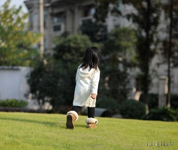 广西柳州，一女子和男子恋爱7年，生下一个女儿，后两人各奔东西，女子独自抚养女儿，