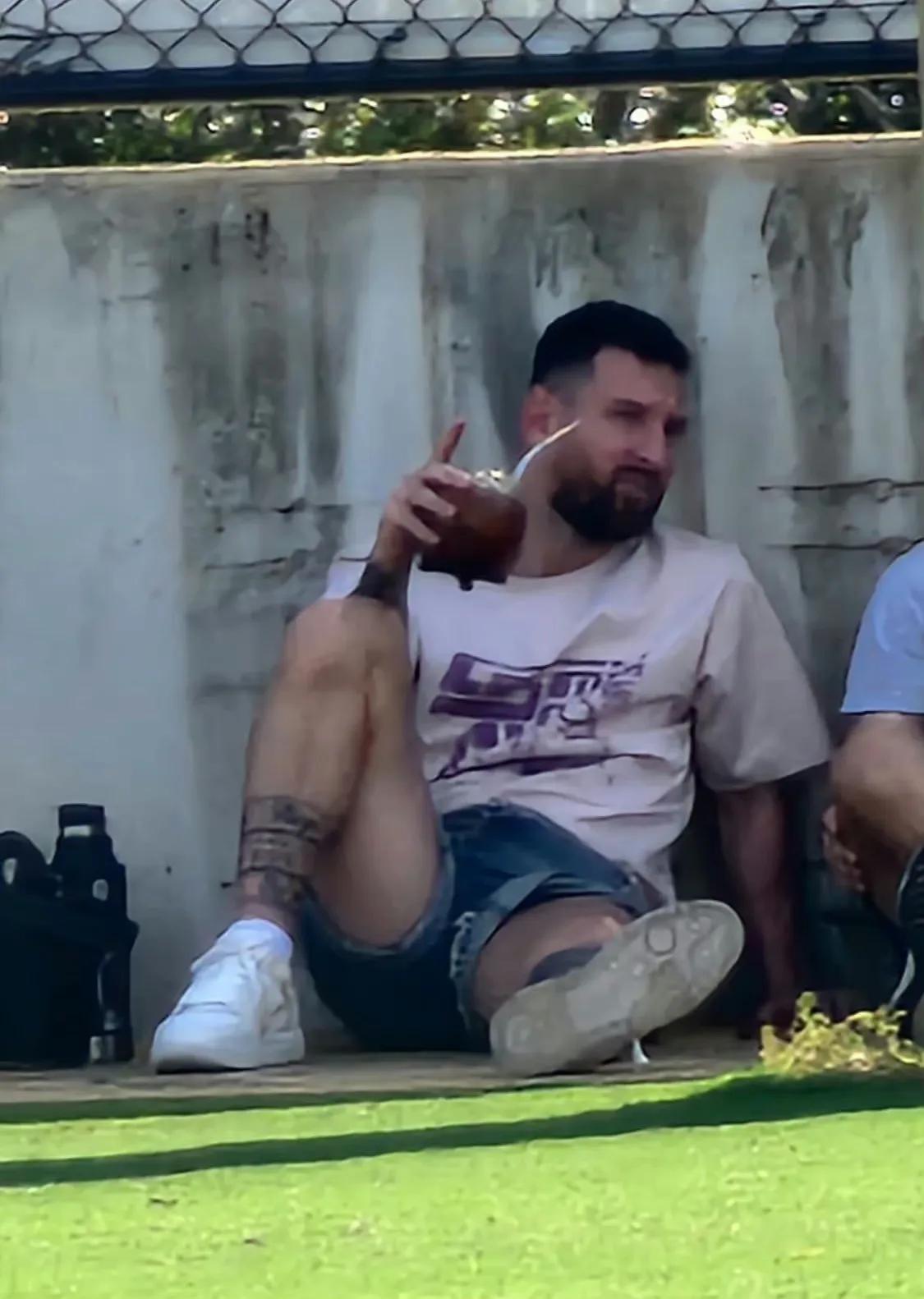 如果您不认识梅西，肯定会误认为这就是个流浪汉。[捂脸][捂脸][捂脸]满脸胡茬，