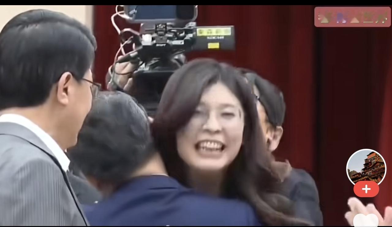 郑丽文拥抱拍头的帅哥是谁？不是亲友，是政坛黄金搭档！
郑丽文主席宣示完毕。走下来